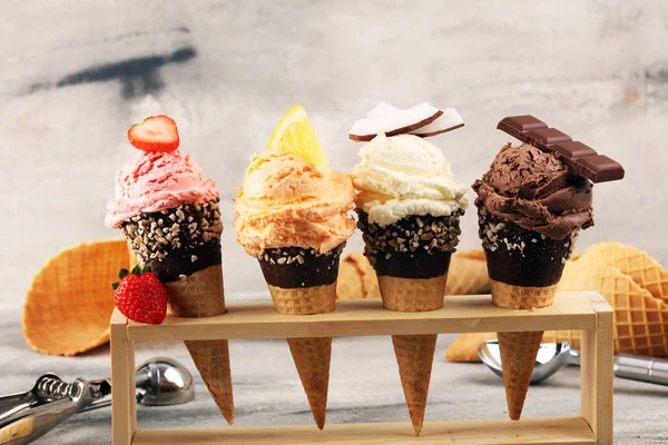 Ijs. Set van Ice Cream Scoops van verschillende kleuren en flavo — Stockfoto