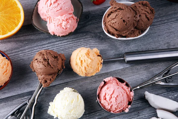 Set van ijs scoops van verschillende kleuren en smaken met worden — Stockfoto