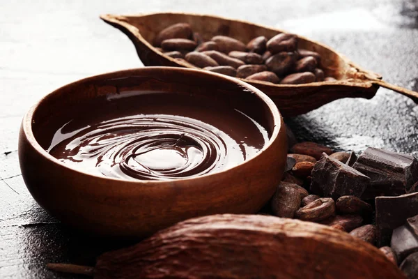 Chocolate derretido, chocolate derretido y remolino de chocolate con sta — Foto de Stock