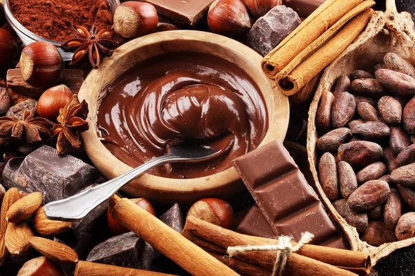 Шоколадный батончик и плавящийся какао. Фотография сладкой пищи c — стоковое фото