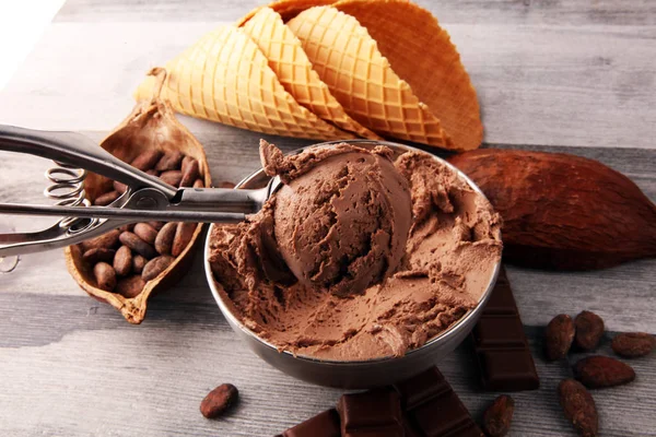 Gelato al caffè al cioccolato in una ciotola sul tavolo bianco rustico — Foto Stock