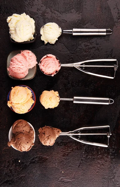 Ensemble de boules de crème glacée de différentes couleurs et saveurs avec être — Photo