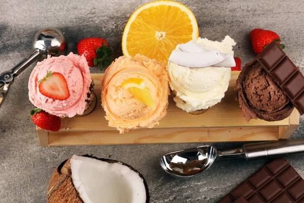 アイスクリーム。異なる色とフラボのアイスクリームスクープのセット — ストック写真