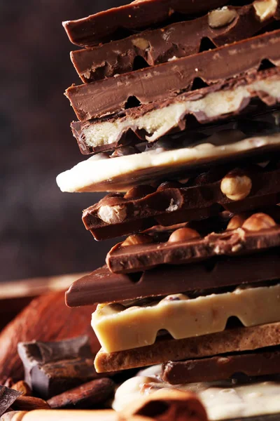 Barrette di cioccolato su sfondo rustico scuro con torre di cioccolato — Foto Stock