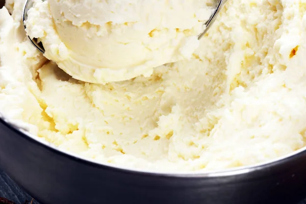 Coconut Ice Cream Scoop op een rustieke tafel — Stockfoto