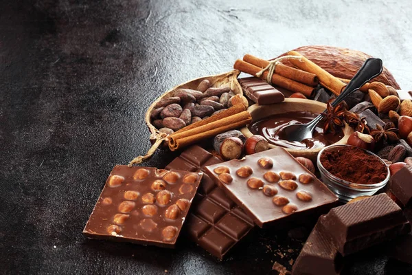 Çikolata bar parçaları ve eriyen girdap kakao. Tatlı gıda fotoğraf c — Stok fotoğraf