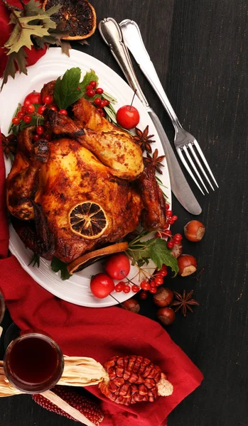 Ψητή γαλοπούλα ή κοτόπουλο. Το χριστουγεννιάτικο τραπέζι σερβίρεται με — Φωτογραφία Αρχείου