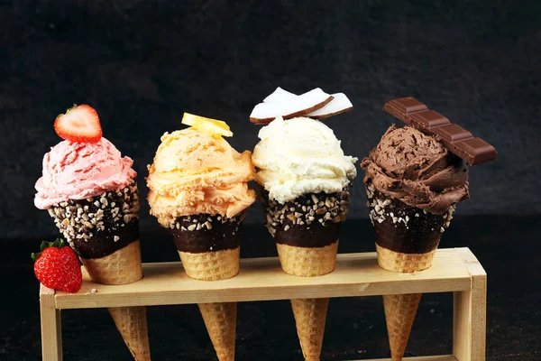 Fagylalt. Készlet jégkrém gombóc különböző színű és flavo — Stock Fotó