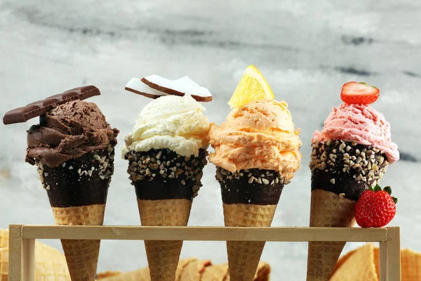Gelado. Conjunto de colheres de sorvete de diferentes cores e sabor — Fotografia de Stock