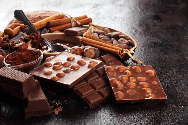 Morceaux de barres chocolatées et cacao tourbillonnant fondant. Alimentation douce photo c — Photo
