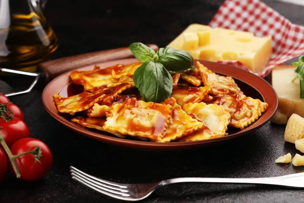 Равиоли с томатным соусом, украшенным сыром пармезан и бас — стоковое фото