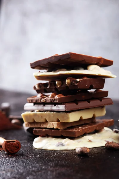 Barrette di cioccolato su sfondo rustico scuro con torre di cioccolato — Foto Stock