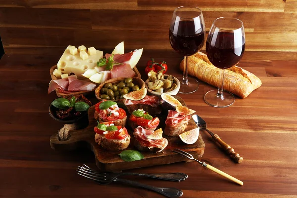 Tasty savory tomato Italian appetizers and bread with coppa and — Stock Photo, Image
