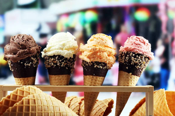 De la glace. Ensemble de boules de crème glacée de différentes couleurs et saveur — Photo