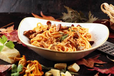 organik chanterelles ile makarna. ile spagetti makarna bölümü