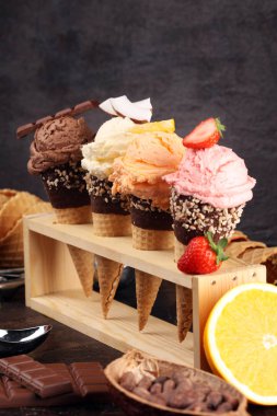 Dondurma. Farklı renk ve flavo dondurma kepçe seti