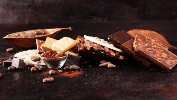 Chocolat fondant, chocolat fondu et tourbillon de chocolat avec sta — Photo