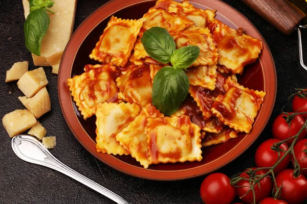 Ravioli met tomatensaus gegarneerd met Parmezaanse kaas en bas — Stockfoto