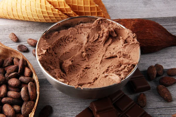 Gelato al caffè al cioccolato in una ciotola sul tavolo bianco rustico — Foto Stock