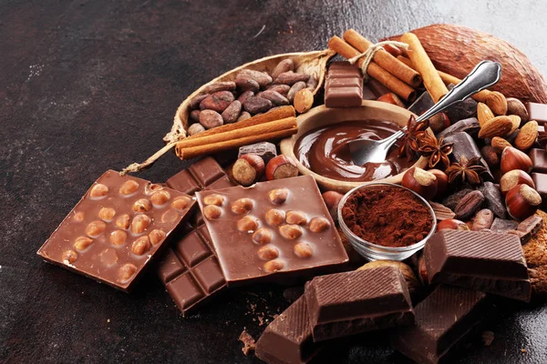 Barra di cioccolato pezzi e fusione vortice di cacao. Dolce cibo foto c — Foto Stock