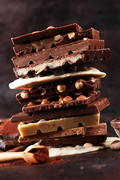 Barrette di cioccolato su sfondo rustico scuro con torre di cioccolato — Foto Stock