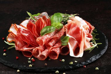 Salam, sosis, salam ve sosis ile mermer kesme tahtası