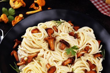 organik chanterelles ile makarna. ile spagetti makarna bölümü