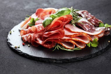 Salam, sosis, salam ve sosis ile mermer kesme tahtası