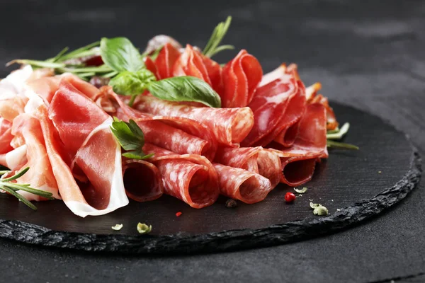 Tagliere in marmo con prosciutto, pancetta, salumi e salsicce — Foto Stock