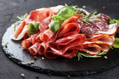 Salam, sosis, salam ve sosis ile mermer kesme tahtası