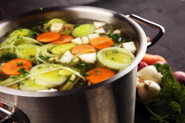 Havuçlu çorba, soğanlı çeşitli taze sebzeler...