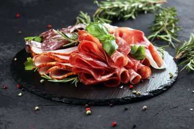 Salam, sosis, salam ve sosis ile mermer kesme tahtası