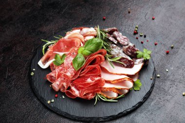 Salam, sosis, salam ve sosis ile mermer kesme tahtası