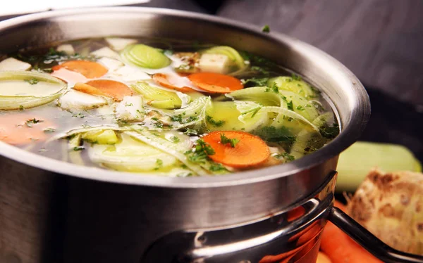 ニンジンのスープ、鍋にさまざまな新鮮な野菜のタマネギ- c — ストック写真