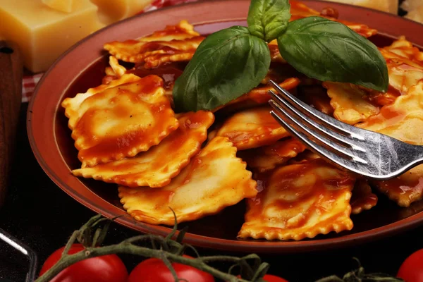 Ravioli z sosem pomidorowym przyozdobionym z parmezanem i bas — Zdjęcie stockowe