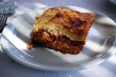 Patlıcanlı musakka. Geleneksel Yunan yemeği