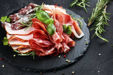 Salam, sosis, salam ve sosis ile mermer kesme tahtası