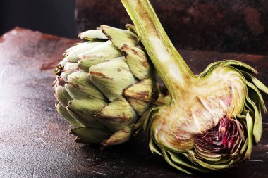 Kırsal arka planda enginarlar. Taze organik enginar.