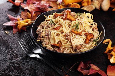 organik chanterelles ile makarna. ile spagetti makarna bölümü