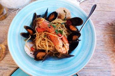 Kırsal bir masada bir restoranda deniz ürünleri makarnası.