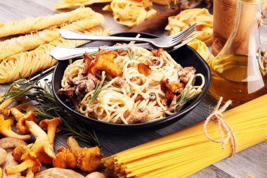 organik chanterelles ile makarna. ile spagetti makarna bölümü