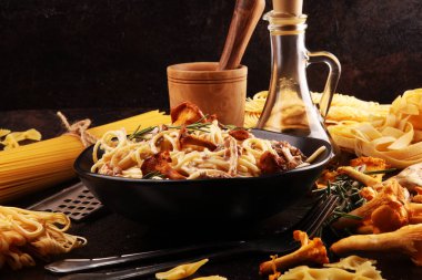 organik chanterelles ile makarna. ile spagetti makarna bölümü