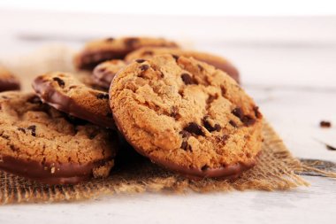 Tahta masanın üzerine çikolatalı kurabiyeler. Çikolatalı kurabiye o vurdu