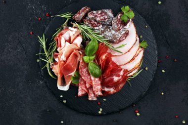 Salam, sosis, salam ve sosis ile mermer kesme tahtası