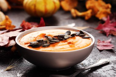 Krem ve kabak çekirdeği ile kavrulmuş kabak ve havuç çorbası 