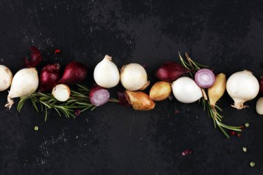 rustik masada farklı soğan