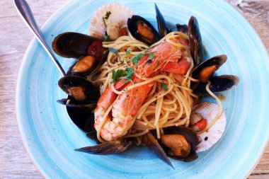 Kırsal bir masada bir restoranda deniz ürünleri makarnası.