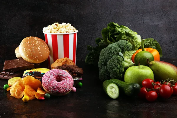 Alimentos saludables o poco saludables. Concepto de foto de salud y malestar —  Fotos de Stock