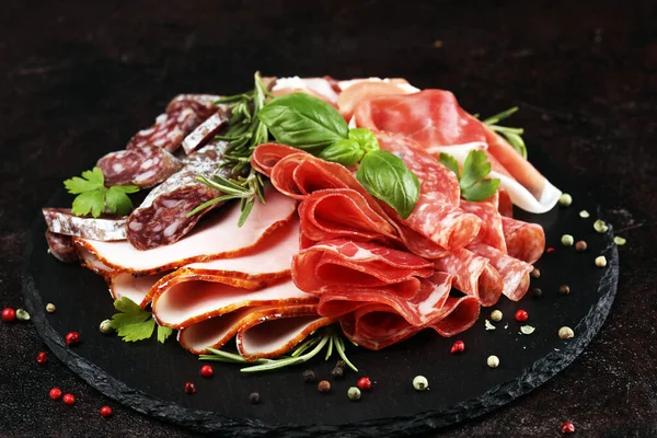Marmor skärbräda med parmaskinka, bacon, salami och korv — Stockfoto
