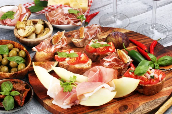 Conjunto de aperitivos de vino antipasti italiano. Variedad de queso, Mediterráneo —  Fotos de Stock